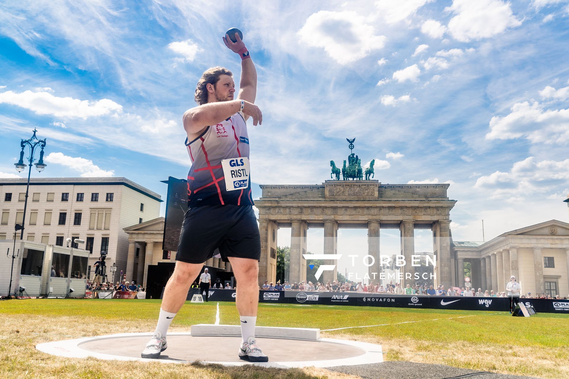 Silas Ristl (LAC Essingen) beim Kugelstossen waehrend der deutschen Leichtathletik-Meisterschaften auf dem Pariser Platz am 24.06.2022 in Berlin